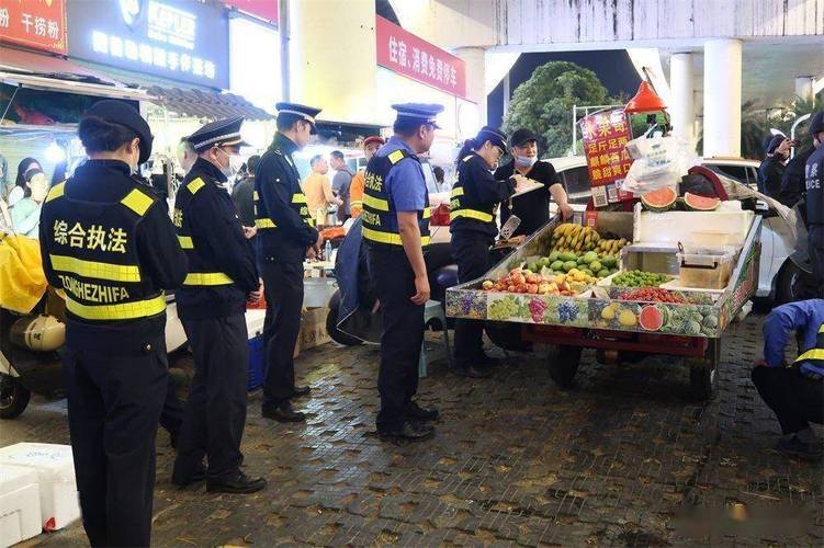 城管被摊贩驾车顶行