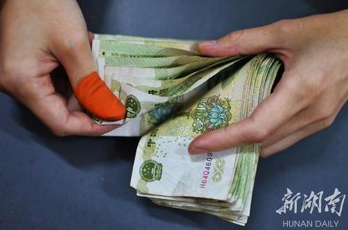 2025新奥资料正版大全和河道现大量成扎钞票与河道惊现大量现金